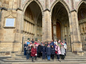 Reisegruppe_in_Prag_beim_Veitsdom.jpg