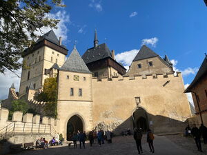 Burghof_des_Schosses_Karlstejn.jpg