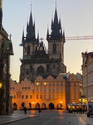 Wenzelsplatz_am_Morgen_fruh_Prag.jpg