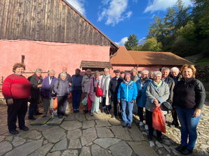 Reisegruppe_vor_dem_Museum_in_Karlstejn.jpg
